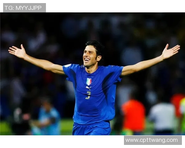 足球明星18号红色球衣闪耀赛场展现无与伦比的风采与激情